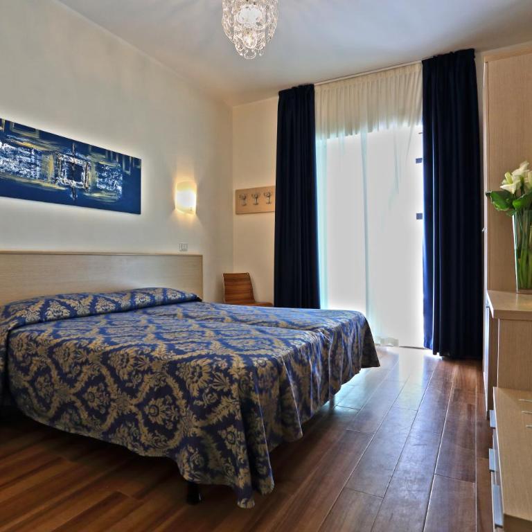 Hotel Castiglione - Superior Triple Room with Balcony - 2