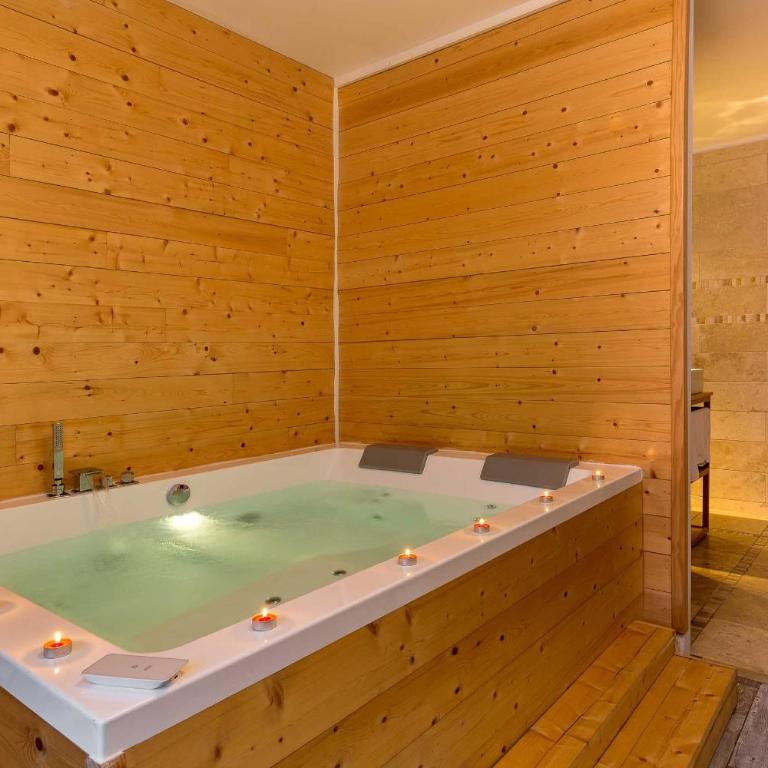 The Originals Boutique, Clair Hôtel, Martigues - Habitación Doble con bañera de hidromasaje - 1
