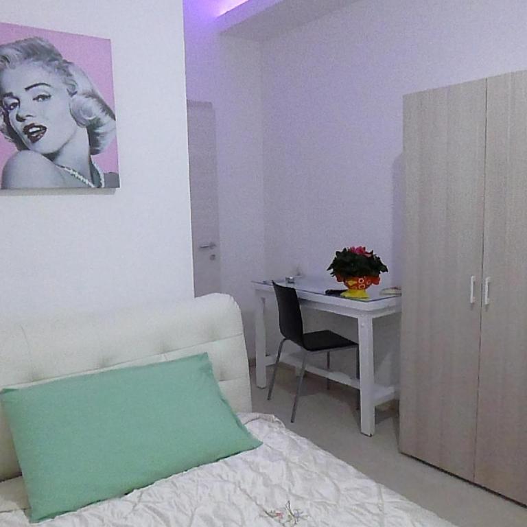 Monaco Rooms - Single Room with Private Bathroom - 2