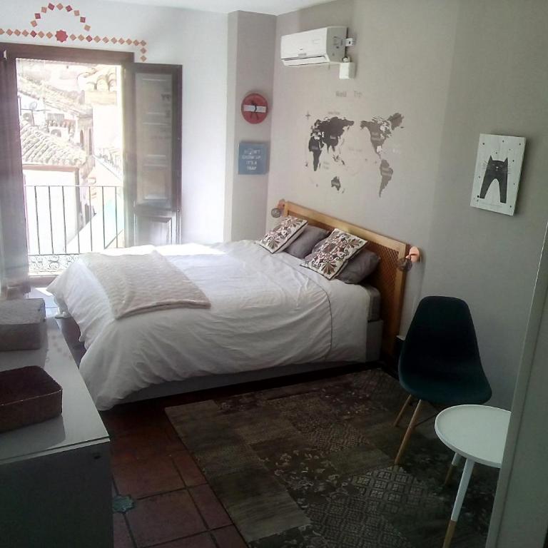 Oasis Backpackers' Hostel Granada - Double Room with Balcony - 3