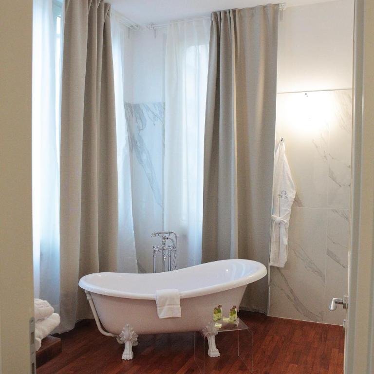 Palazzo Cini Luxury Rooms in Pisa - Camera Tripla Superior con Vasca - 2
