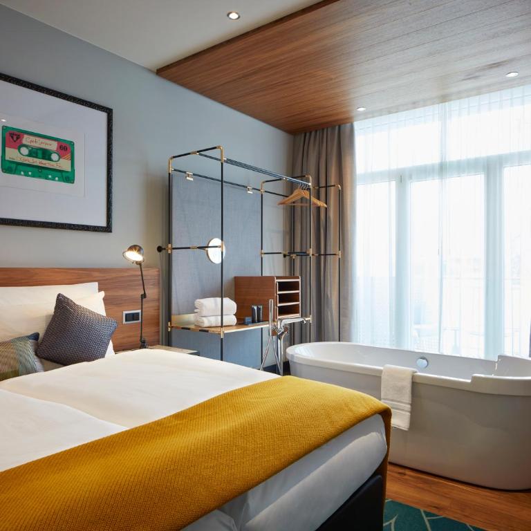 Hard Rock Hotel Davos - Rock Suite Silver mit Kingsize-Bett - 2