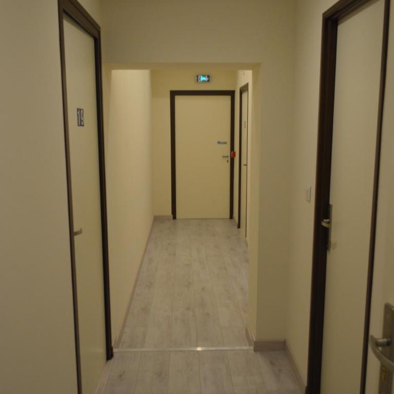 Hôtel Timgad - Deux chambres doubles/lits jumeaux adjacentes avec salle de bains commune - Accès par escalier uniquement - 1
