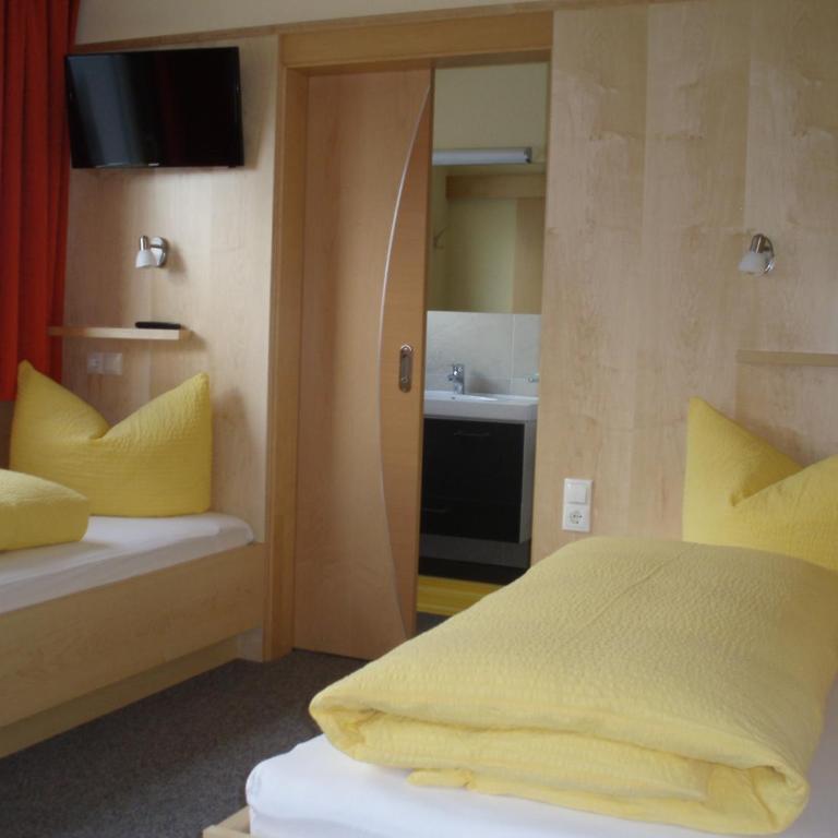 Haus Wiesenblick - Doppel-/Zweibettzimmer mit Balkon - 13