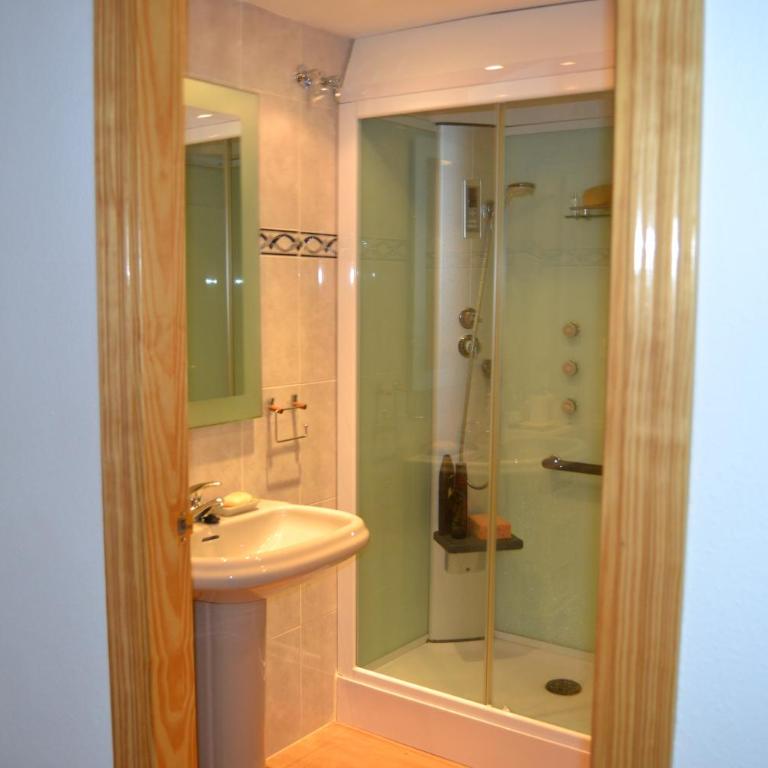Apartamento Con Preciosas Vistas Al Mar,WIFI y piscina de temporada - Apartment - 12