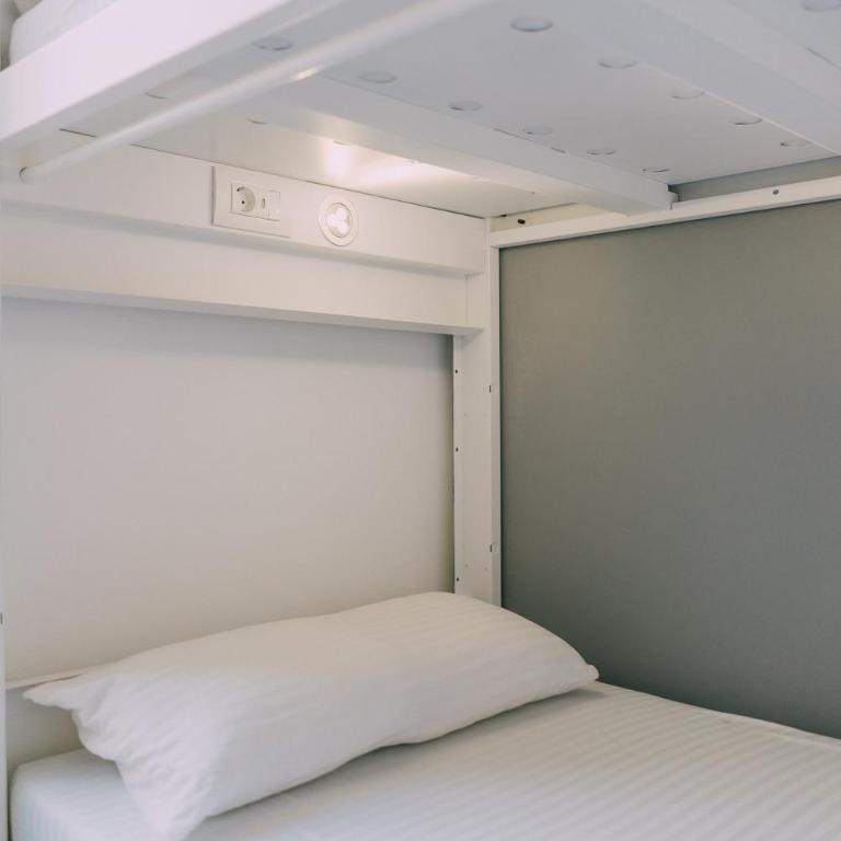Black Swan Hostel Barcelona - Bed in 8-Bed Mixed Dormitory Room - 4