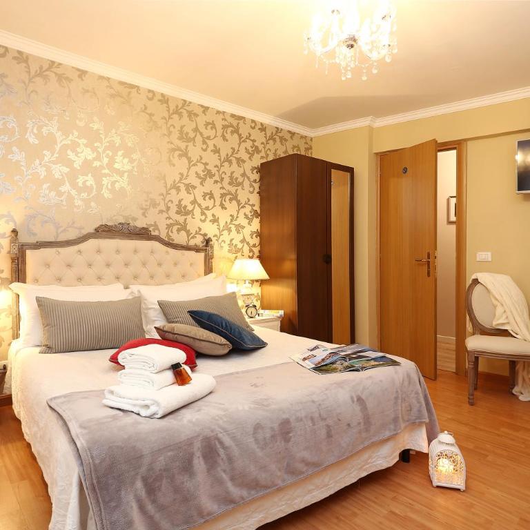 Liberty Vatican Suites - Liberty Collection - Camera Matrimoniale Superior con Letto Supplementare - 9