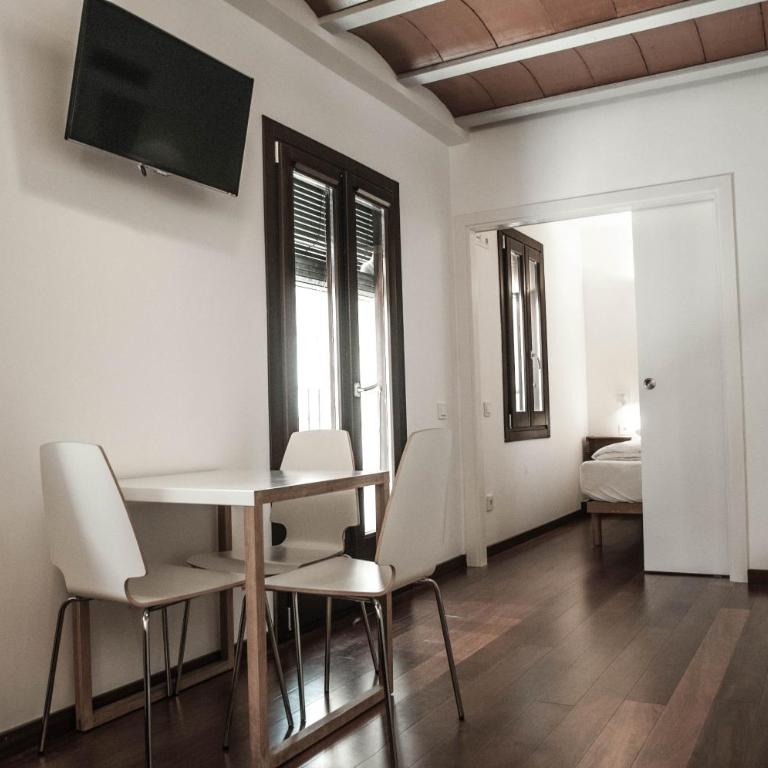 Barcelona Beach Apartments - Apartment with Balcony - 9