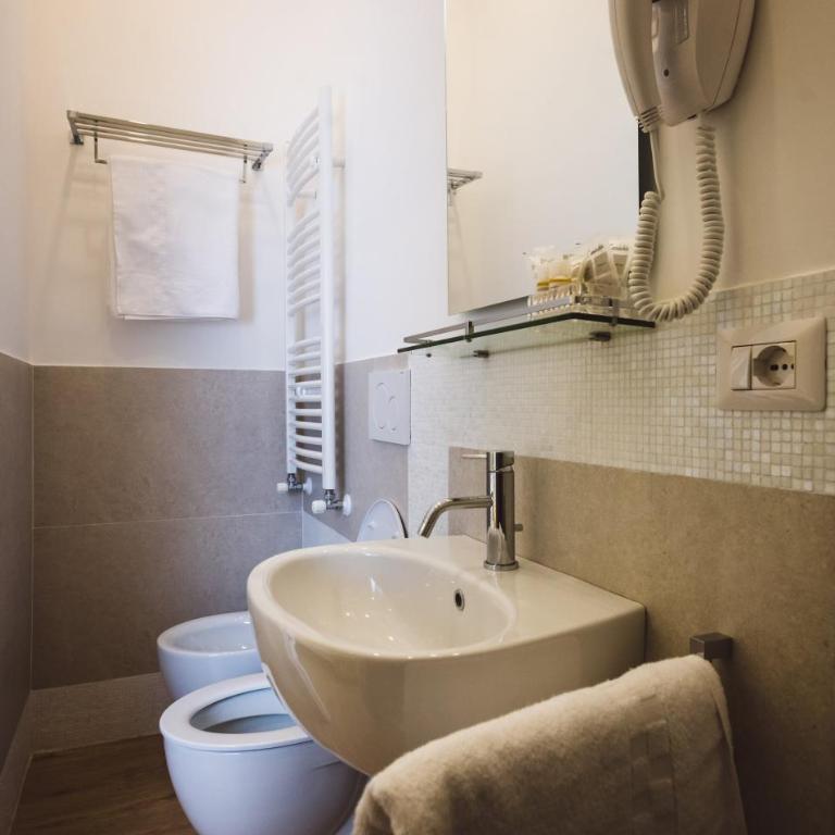 Angelina Rooms in Rome - Camera Matrimoniale/Doppia con Letti Singoli con Bagno Privato - 4