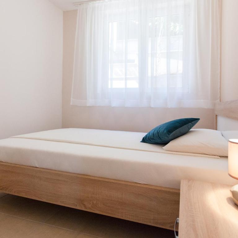 Apartmani Snezana Krašići - Two-Bedroom Apartment with Balcony and Sea View - 11