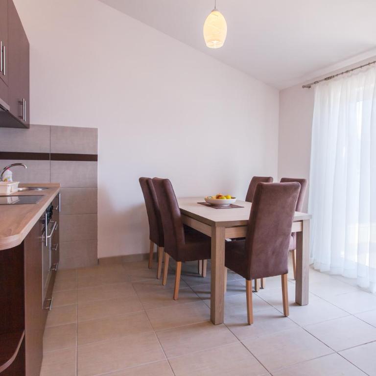 Apartmani Snezana Krašići - Two-Bedroom Apartment with Balcony and Sea View - 12