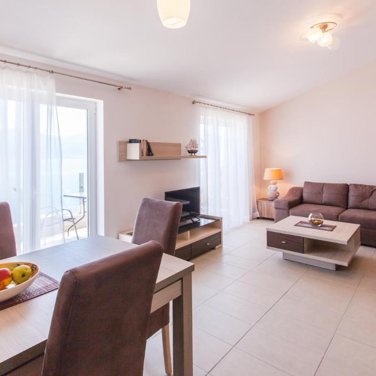 Apartmani Snezana Krašići - Two-Bedroom Apartment with Balcony and Sea View - 9