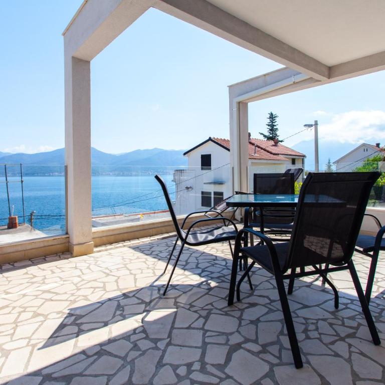Apartmani Snezana Krašići - Two-Bedroom Apartment with Balcony and Sea View - 3