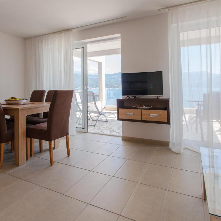 Apartmani Snezana Krašići - Two-Bedroom Apartment with Balcony and Sea View - 4