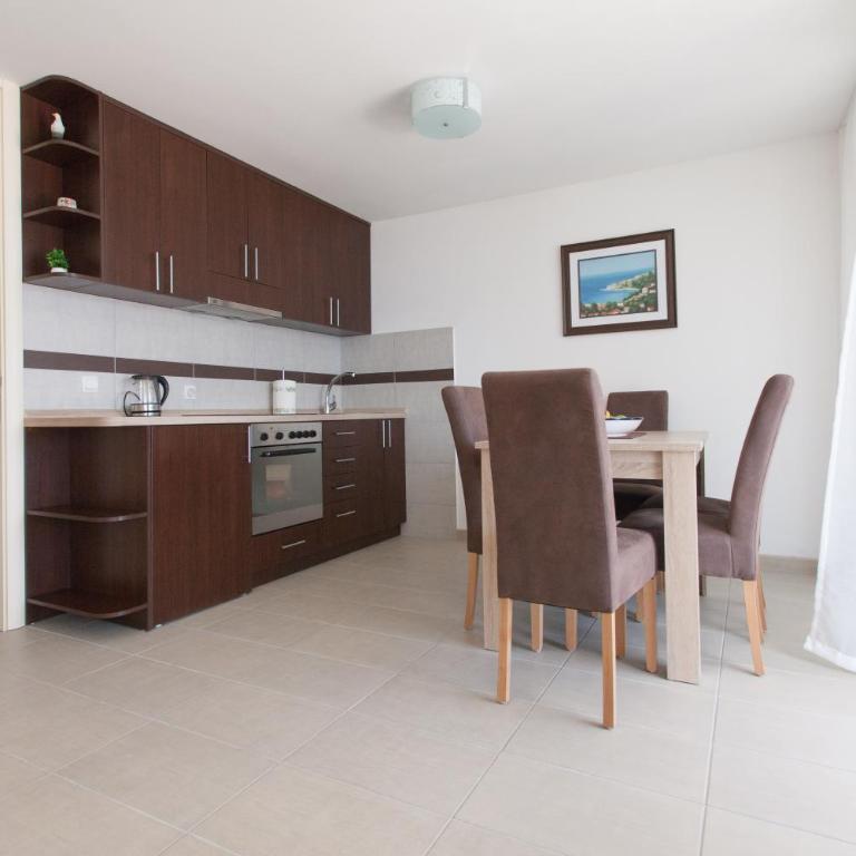 Apartmani Snezana Krašići - Two-Bedroom Apartment with Balcony and Sea View - 7