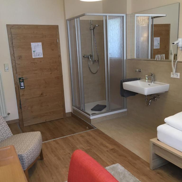 Hotel Plainbrücke | self check-in - Einzelzimmer mit Gemeinschafts-WC - 1