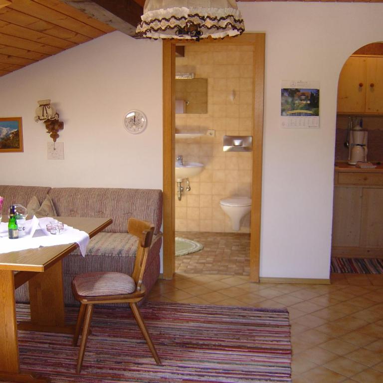 Ferienwohnungen Almbrünnerl - Chiemgau Karte - Apartment mit Balkon - 1