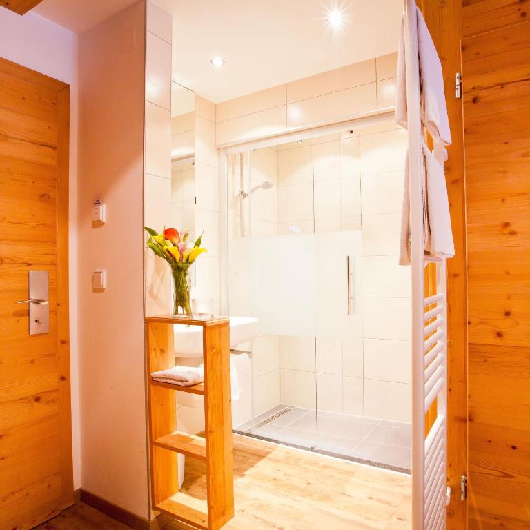 Hotel Gasthof Mitteregger -Best place in town with summercard and breakfast - Comfort Doppelzimmer mit Balkon und Panoramablick - 5