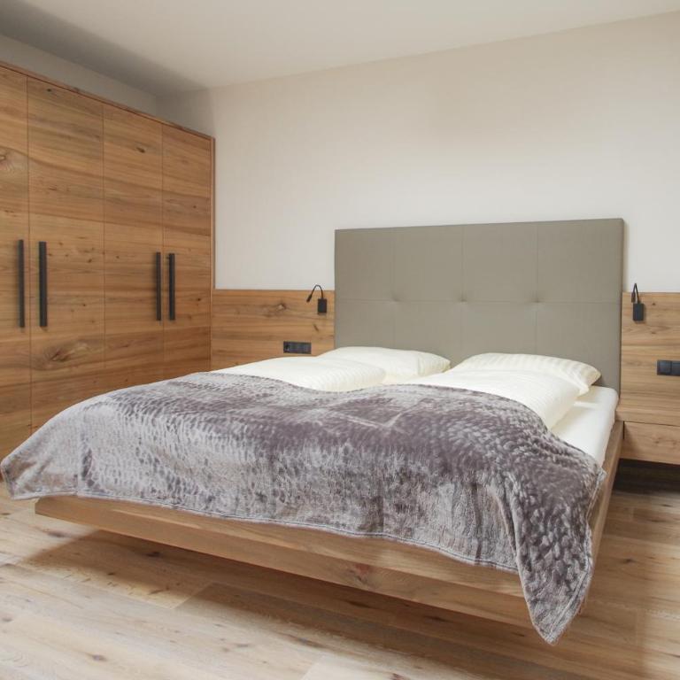 Apartment Hotel Christine - Large One-Bedroom Apartment - 11
