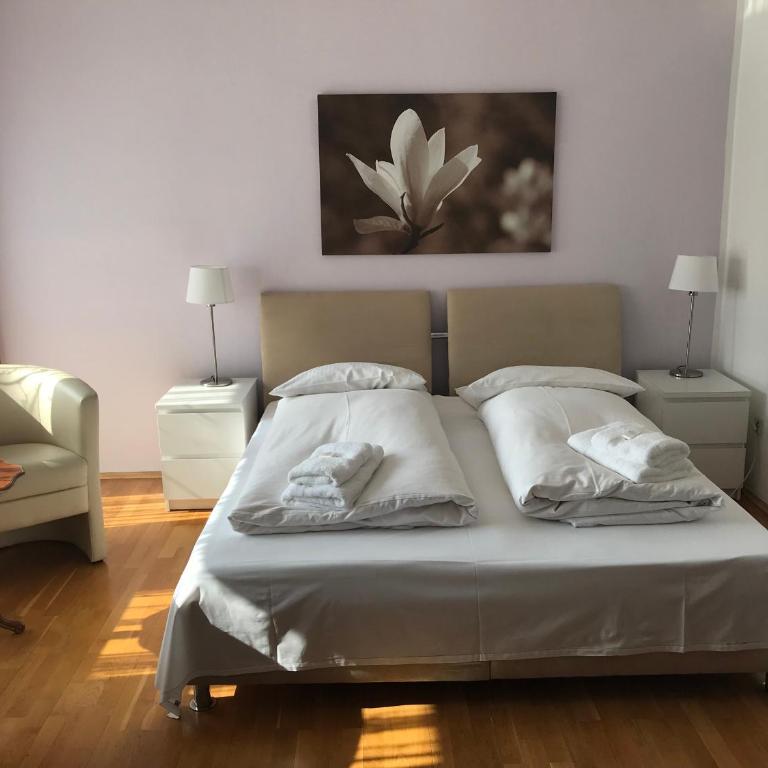 Hotel-Pension Asta - Vierbettzimmer mit eigenem Bad - 2