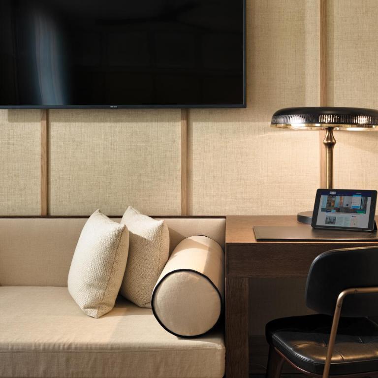 H10 Madison 4* Sup - Double Room with View (2 Adults + 1 Child) - 6