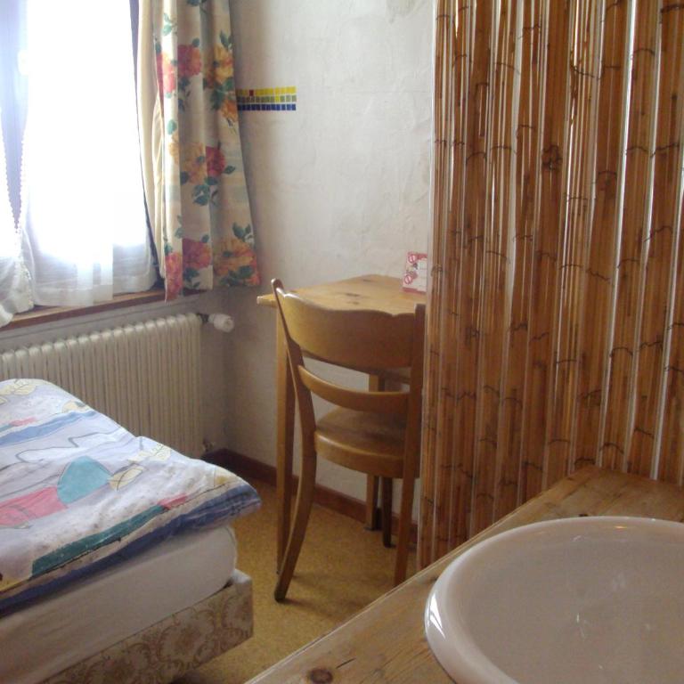 Hotel les Touristes - Chambre Simple avec Salle de Bains Commune - 4