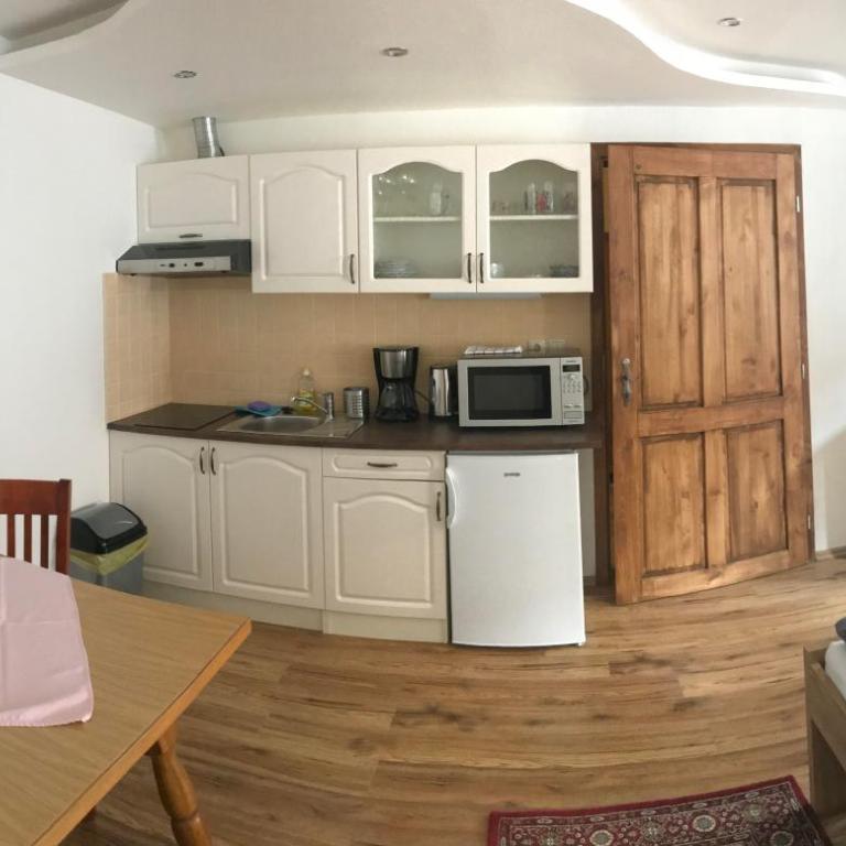 Tuxie Haus - Studio with Extra Bed - 5