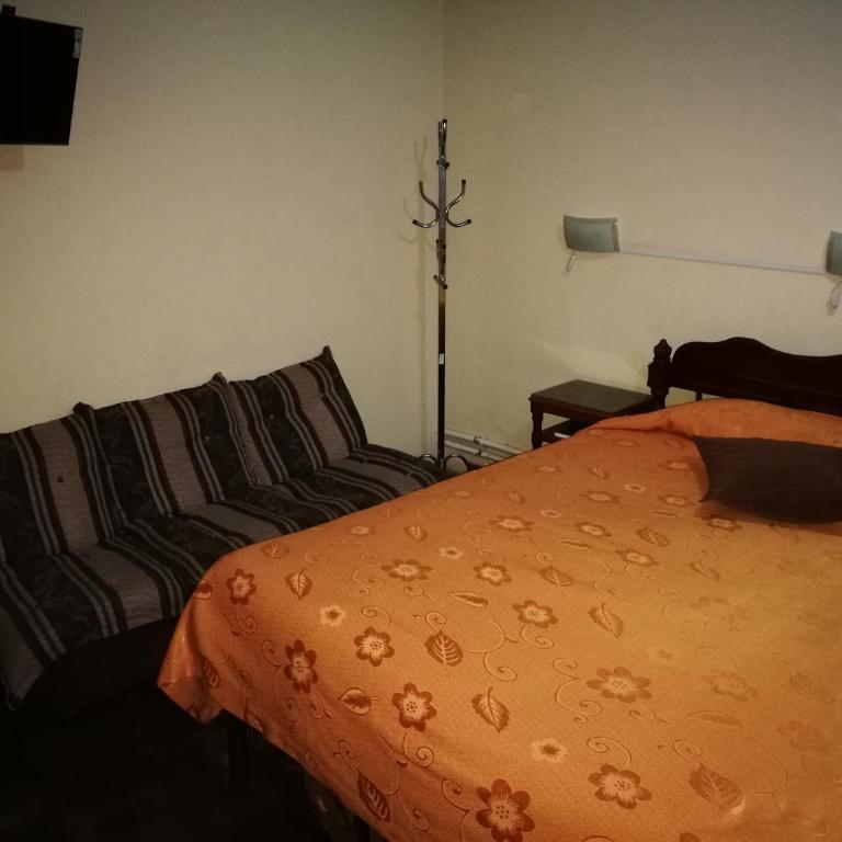 Julia Plaza Hotel - Queen Room with Shared Bathroom - 2