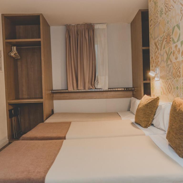 Hostal Marenostrum - Triple Room - 5