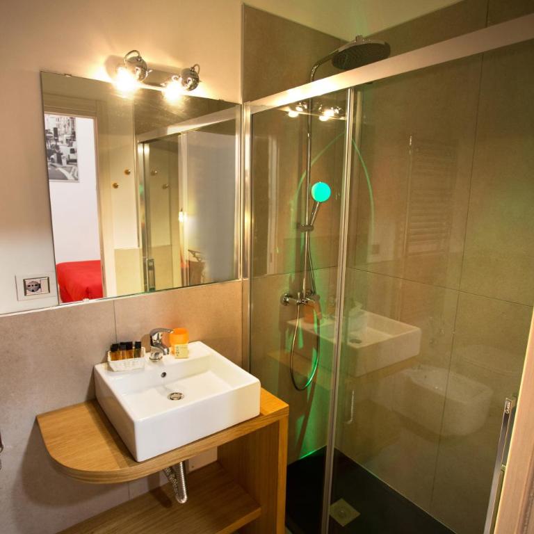 ToledoStation B&B - Camera Matrimoniale Superior con Bagno Privato e Balcone - 8