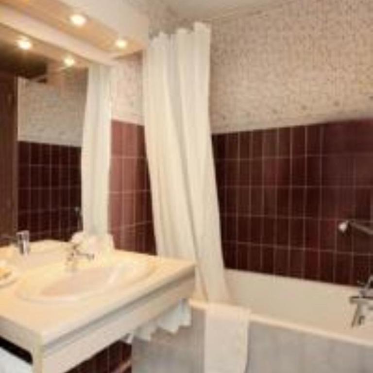 Hotel Adret - Chambre Double/Lits Jumeaux avec Balcon - 7