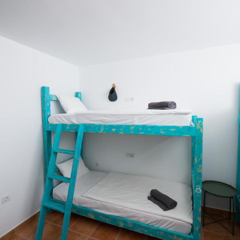 Surfers Retreat - 8-Bed Mixed Dorm: Flexible Bunk Space (Upper/Lower Subject to Availability) - 2