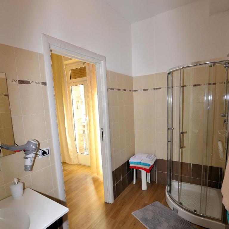 Affittacamere Lidiya - Camera Tripla con Bagno Privato - 9