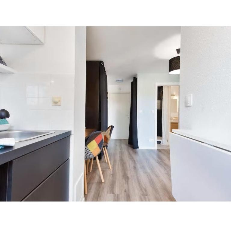 Appartement Contemporain proche Météo, Basso Cambo, EDF, Airbus & Thales - Apartment with Shower - 11