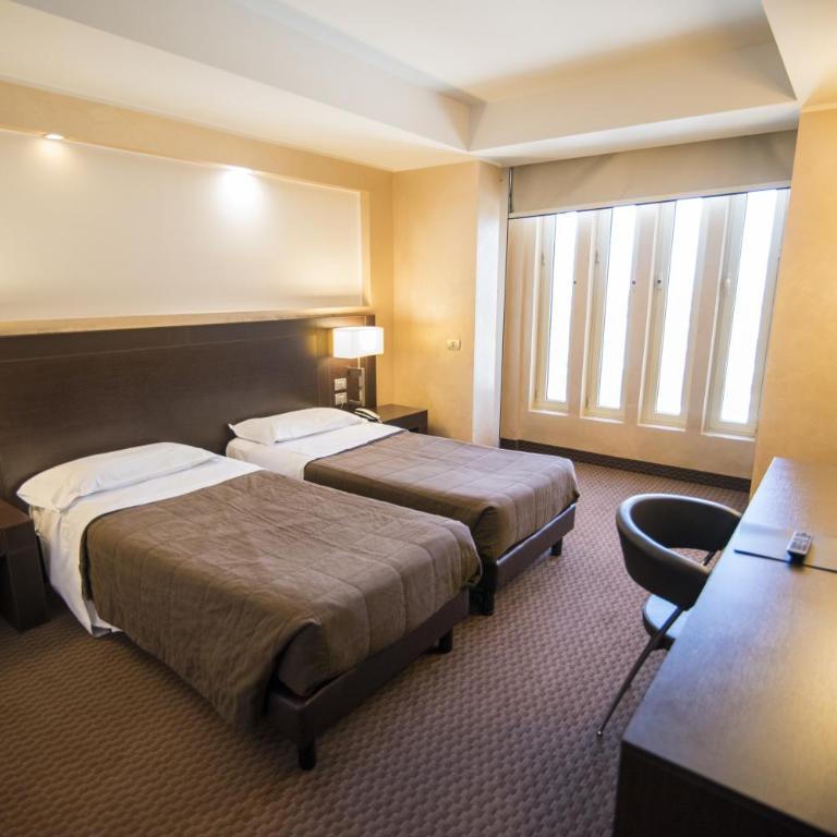 E' Hotel - Camera Comfort Doppia con Letti Singoli - 2