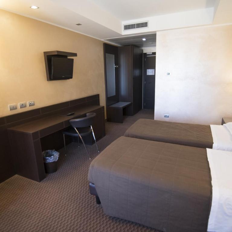 E' Hotel - Camera Comfort Doppia con Letti Singoli - 3