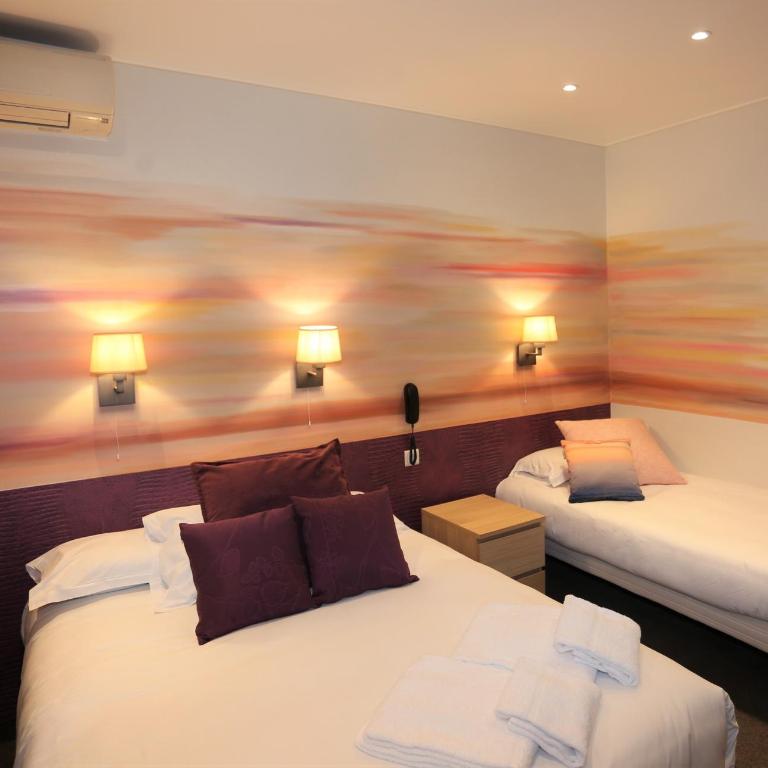 Hotel Pavillon Imperial - Chambre Triple avec Fenêtre - Vue sur Mur Peint - 1