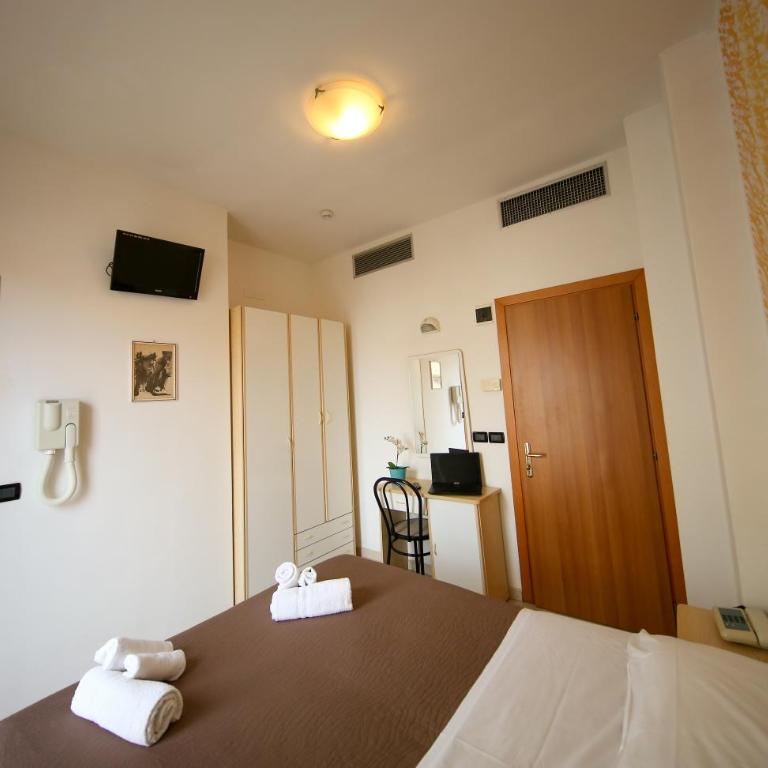 Hotel Petrarca - Camera Matrimoniale/Doppia con Letti Singoli con Balcone - 12