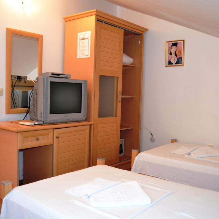 Apartments Luka - Dvokrevetna Soba sa Zasebnim Krevetom i Sopstvenim Spoljnim Kupatilom - 6