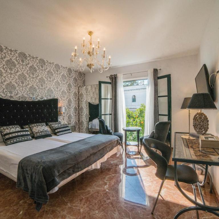Rey Don Pedro Luxury Home - Habitación con cama grande y vistas al jardín - 3