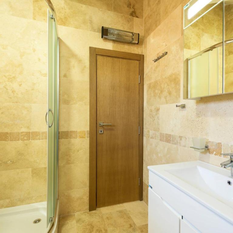 42° North Apartments - One Bedroom Apartment with Partial Sea View - 17