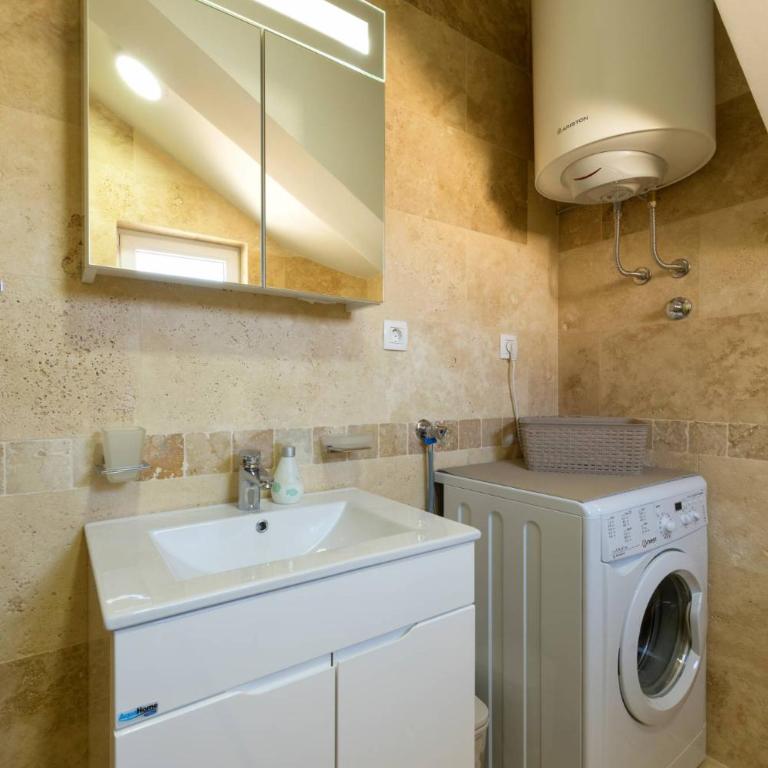 42° North Apartments - One Bedroom Apartment with Partial Sea View - 20