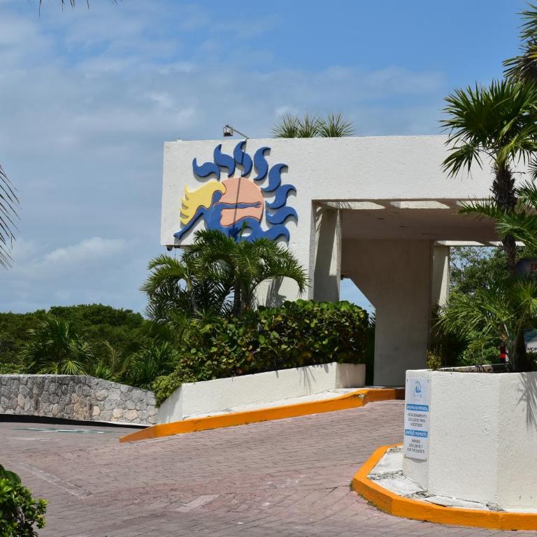 Solymar Condo Beach Resort by Casago - King Suite with Pool View - 26