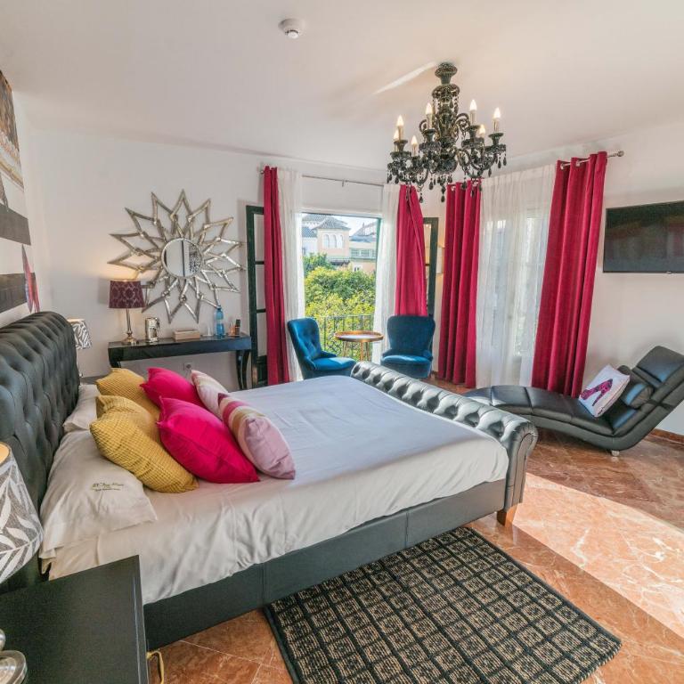 Rey Don Pedro Luxury Home - Habitación con cama grande y vistas al jardín - 5