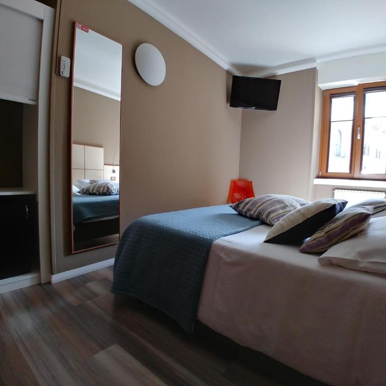 Albergo Aurora - Camera Matrimoniale/Doppia con Letti Singoli - 9