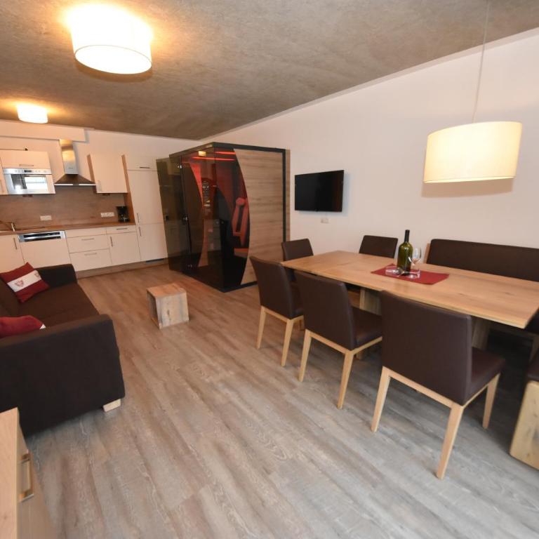 Apart Laudes - Appartement 3 Chambres avec Balcon et Vue sur les Montagnes - 3