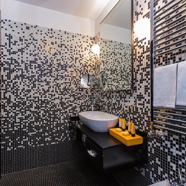 JC Hotel - Suite with Hot Tub - 43