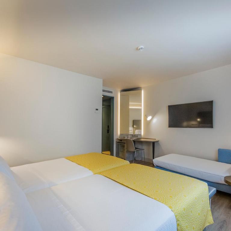 Catalonia Granada - Triple Room - 1