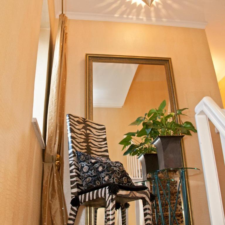 Lion Homestay Munich - Zimmer mit Kingsize-Bett und Balkon - 27