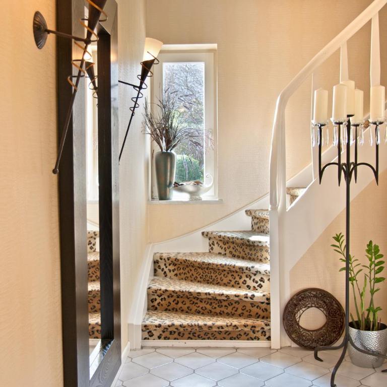 Lion Homestay Munich - Zimmer mit Kingsize-Bett und Balkon - 3